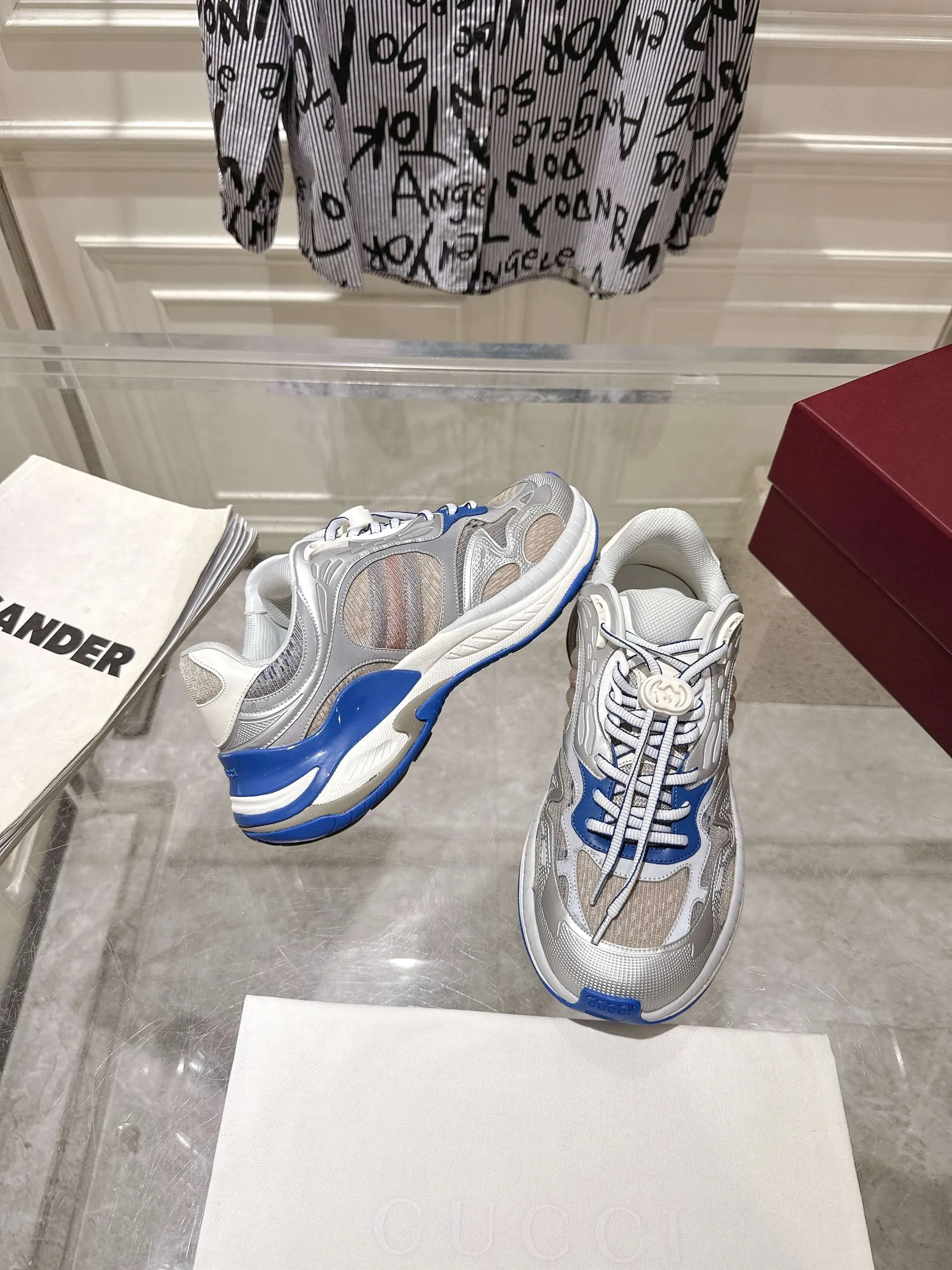 👟👟Ex-factory price 980👟👟Upgraded version with airplane case Gucci Gucci 25ss hot new style couple style retro sports shoes dad shoes This Gucci 2.0 reinterprets the brand's iconic striped webbing elements. This new interpretation of iconic details uses EVA thick soles with a smart silhouette, bringing a stable and comfortable wearing experience. Delivered in exquisite packaging. Fabric: Made of original imported cowhide/technical fabric. Inner foot pad: Breathable mesh. Heel height: 4cm. Sole: Original customized ultra-light foam rubber outsole. Size: 35-45 (women's size 40, men's size 45, custom-made, non-returnable)
